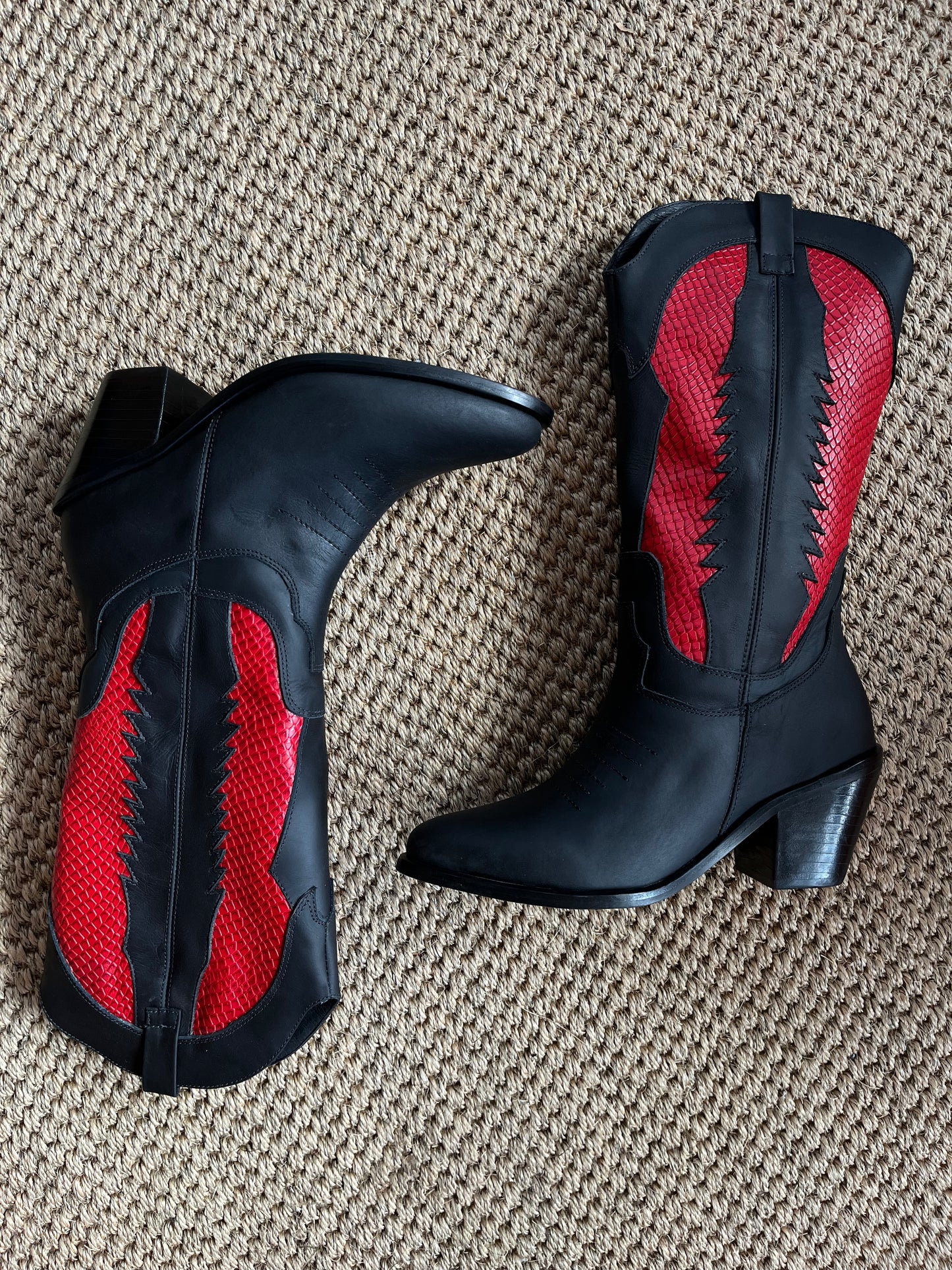 Vaquera Negra Rojo